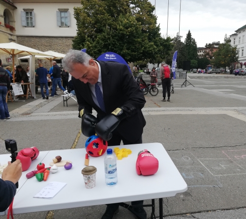 Predsednik Sveta invalidov g. Milan Kotnik z boksarskimi rokavicami na rokah spoznava kako je, če imamo težave s fino motoriko