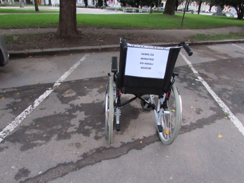 Voziček s katerim smo zasedli parkirno mesto z namenom ozaveščanja o težavah pri parkiranju