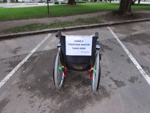 Invalidski voziček postavljen na parkirno mesto z nameno ozaveščanja javnosti o problematiki parkiranja za invalide