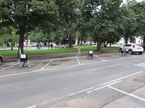 Trije invalidski vozički zasedajo parkirna mesta na Slomškovem trgu