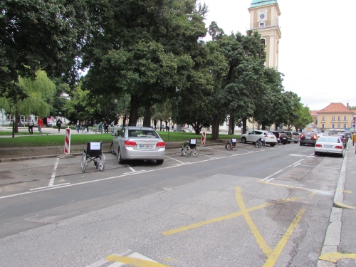 Slika vseh pet invalidskih vozičkov, ki so zasedali parkirna mesta na Slomškovem trgu
