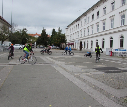 Kolesarji se podajajo na kolesarsko pot s kolesi