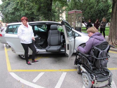 Prikaz parkiranja s prlagojenim avtomobilskim sedežem