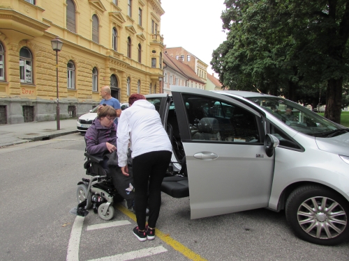 Prikaz parkiranja na parkirnem mestu rezerviranem za invalide