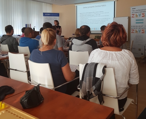Udeleženci poslušajo uvodne besede o projektu