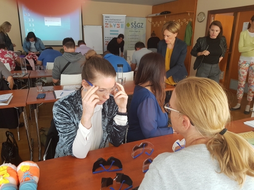 Udeleženka preizkuša simulacijska očala