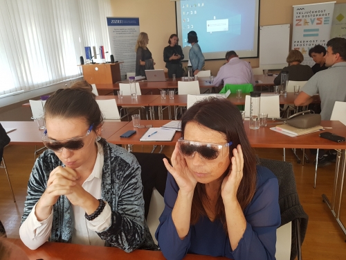 Udeleženki preizkušata simulacijska očala