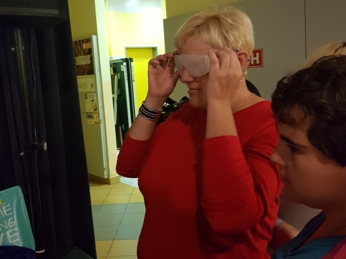 Udeleženka spoznava slepoto preko simulacijskih očal