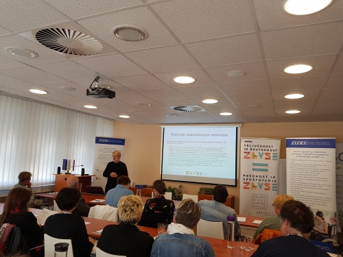 Udeleženci poslušajo uvod o projektu