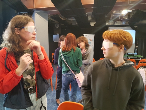 Udeleženki sta si nadeli simulacijsk očala