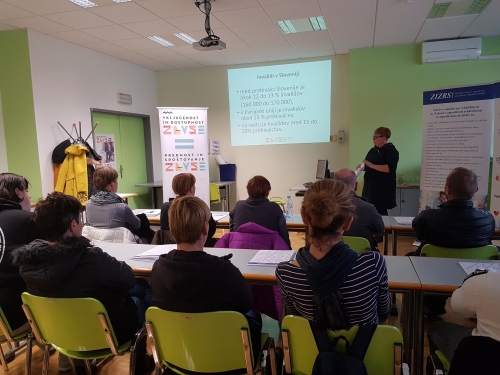Udeleženci poslušajo o sistemu zaposlovanja invalidov v Sloveniji