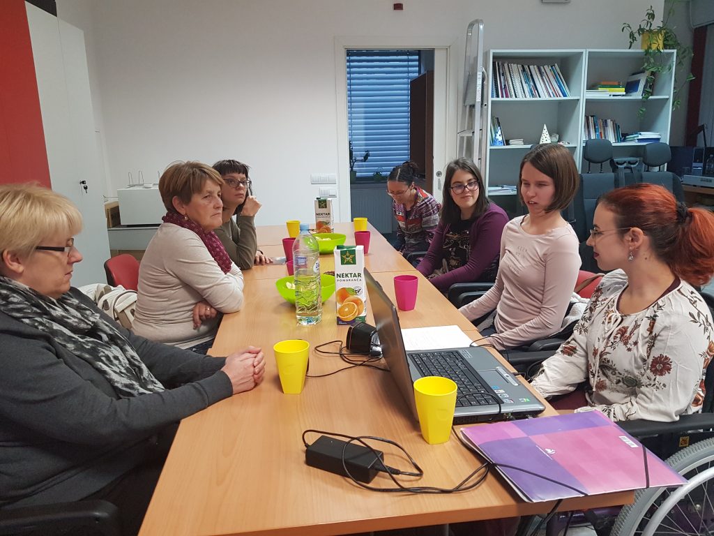 Udeleženci se pogovarjajo o knjigi in delijo med seboj svoje izkušnje in razmišljanja