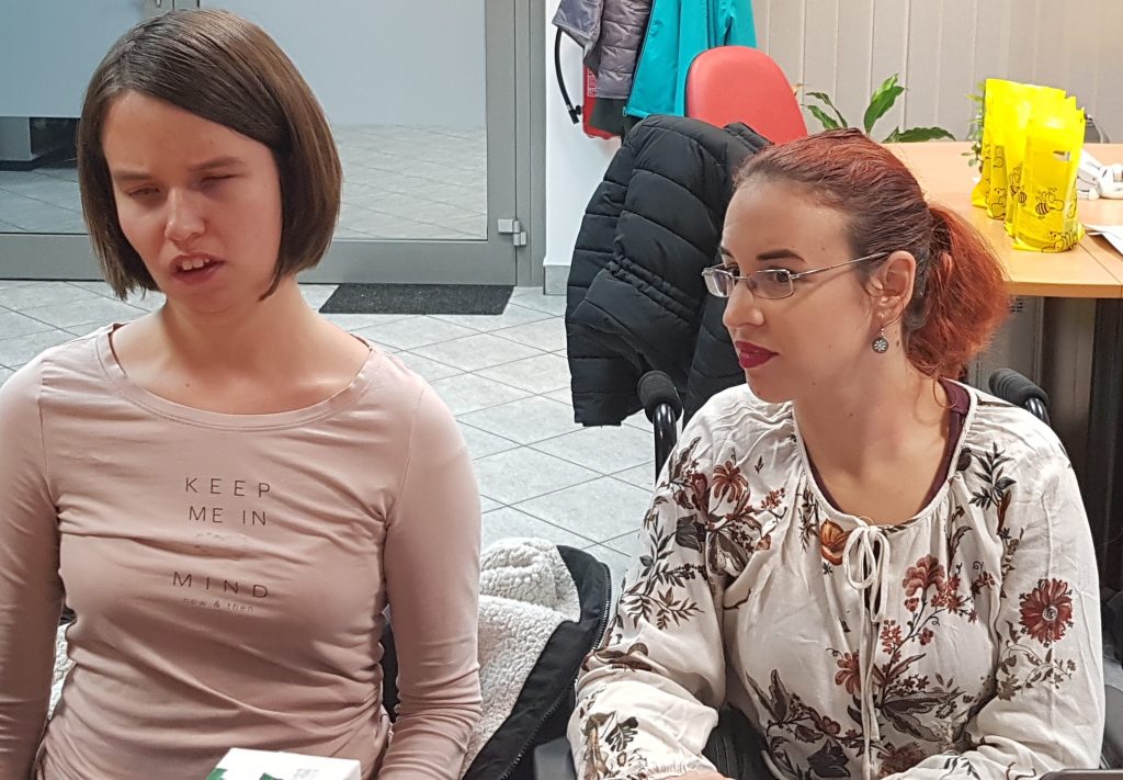 Maša in Kim vodita udeležence skozi debato o knjigi