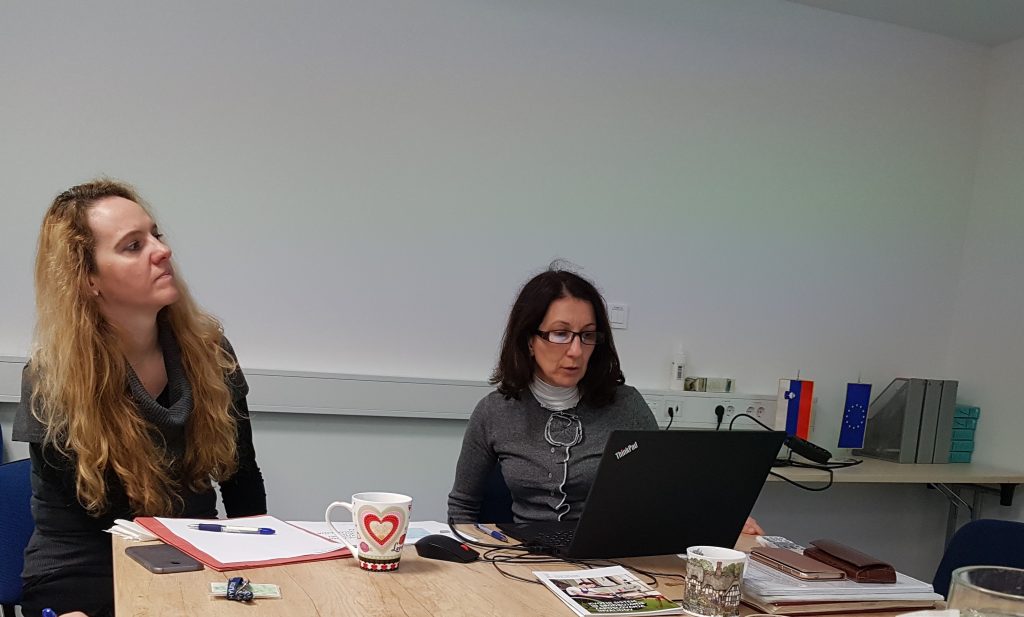 Predstavnici Sklada s prenosnim računalnikom predstavljata njihovo dejavnost in podporo, ki jo nudijo