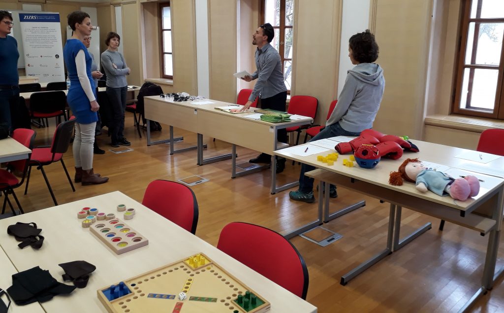 Udeleženci spoznavajo posebne potrebe preko različnih simulacij in pripomočkov