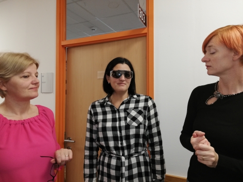 Udeleženka spoznava okvare vida preko simulacijskih očal