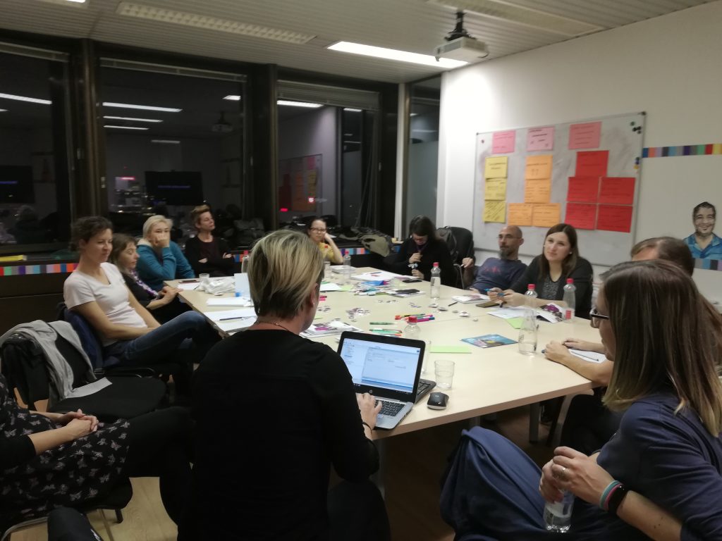 Udeleženci za mizo razpravljajo o temi seminarja