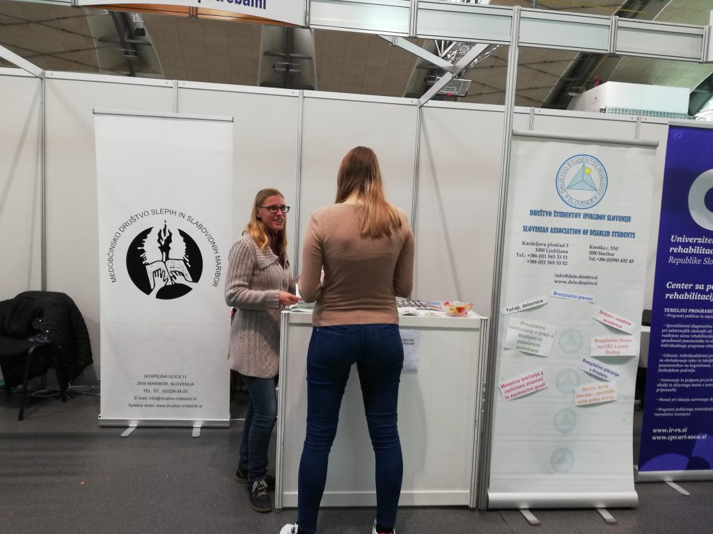 Stojnica DŠIS na kariernem sejmu v Mariboru