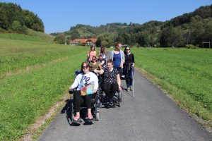 Sprehod v naravi udeležencev mladinske izmenjave