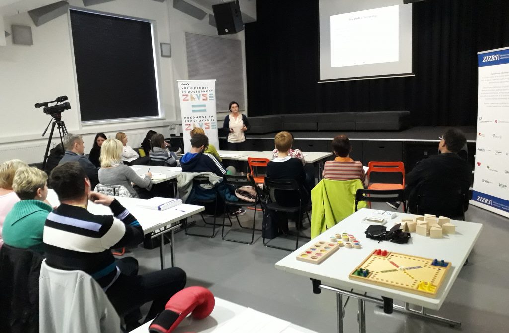 Udeleženci poslušajo predavanje o zaposlovanju oseb z invalidnostjo