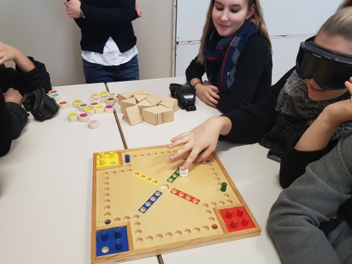 Tipanje kocke za igro Človek ne jezi se prilagojene za slepe