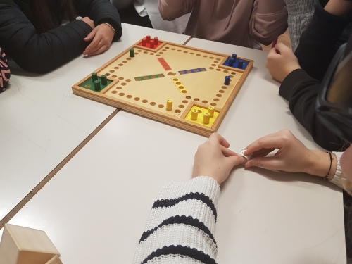 Dijakinje igrajo Človek ne jezi se prilagojen za slepe in slabovidne