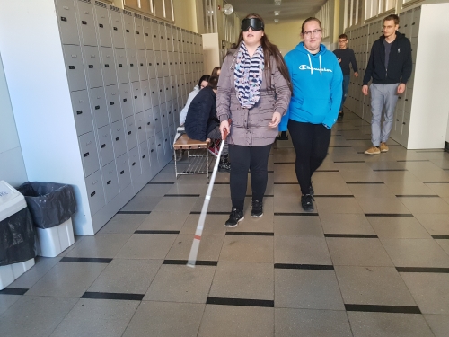 Hoja z belo palico po hodniku šole