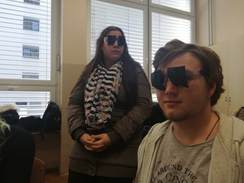 Dijakinja in dijak spoznavata zmanjšanje vidnega polja preko simulacijskih očal