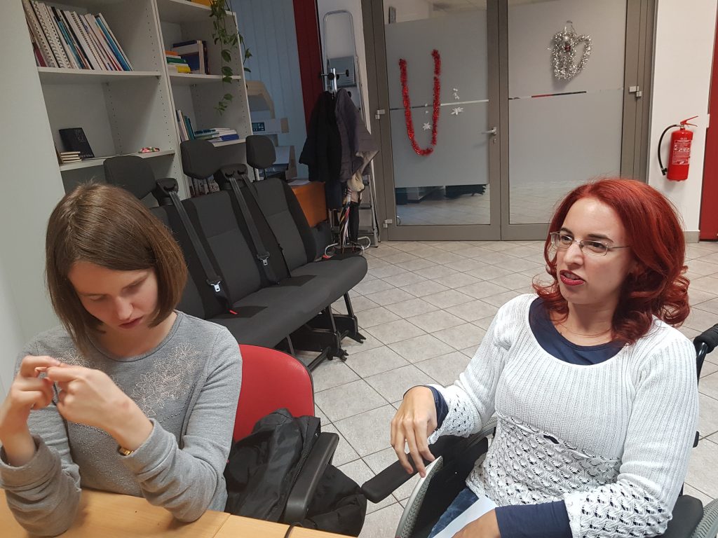 Maša in Kim vodita debato o knjigi