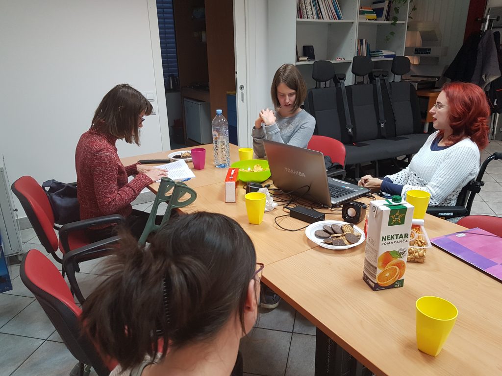 Udeleženka srečanja podaja svoje razmišljanje o knjigi