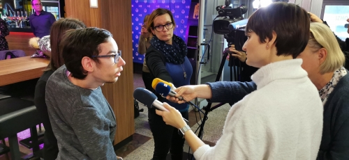 Študent odgovarja na vprašanja novinarjev