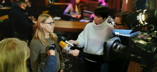 Sodelavka našega društva odgovarja na vprašanja novinarjev