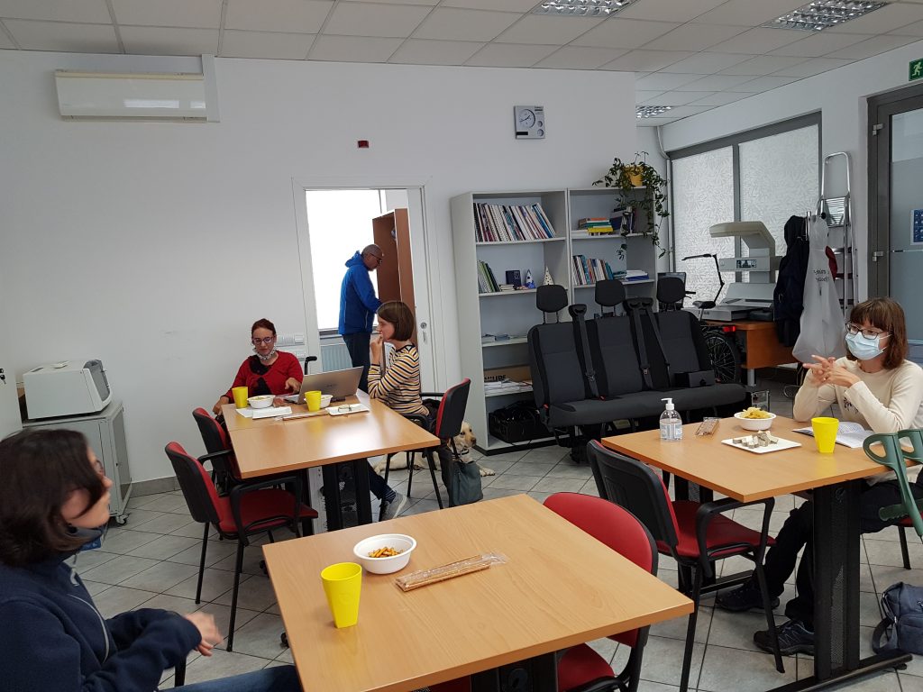 Vsi prisotni sedijo za sovjo mizo in razpravljajo o delih knjige, ki so se jih najbolj dotaknili.