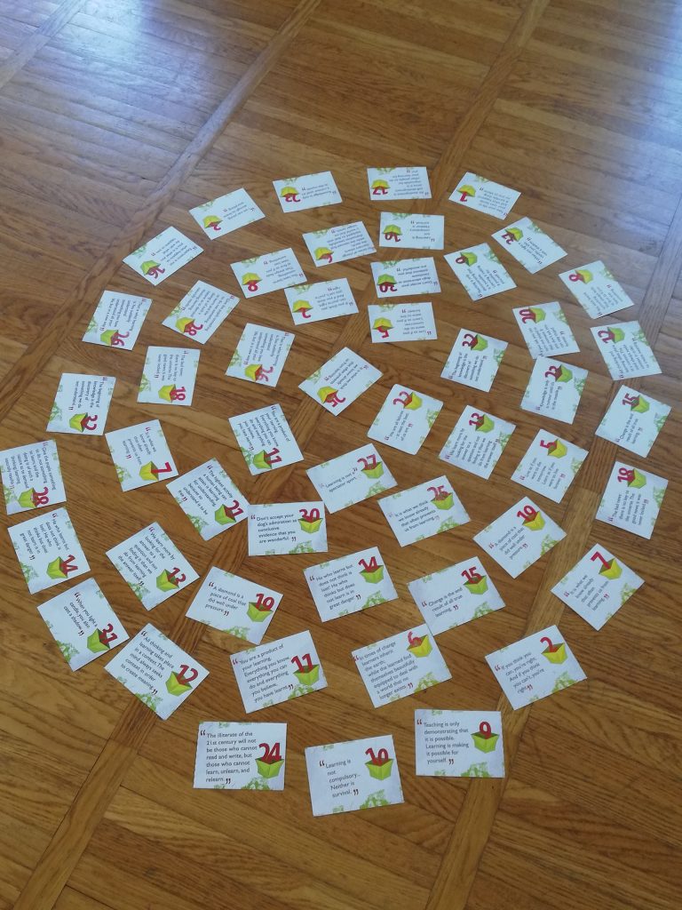 Na tleh so za žep velike kartice z različnimi napisi in številkami