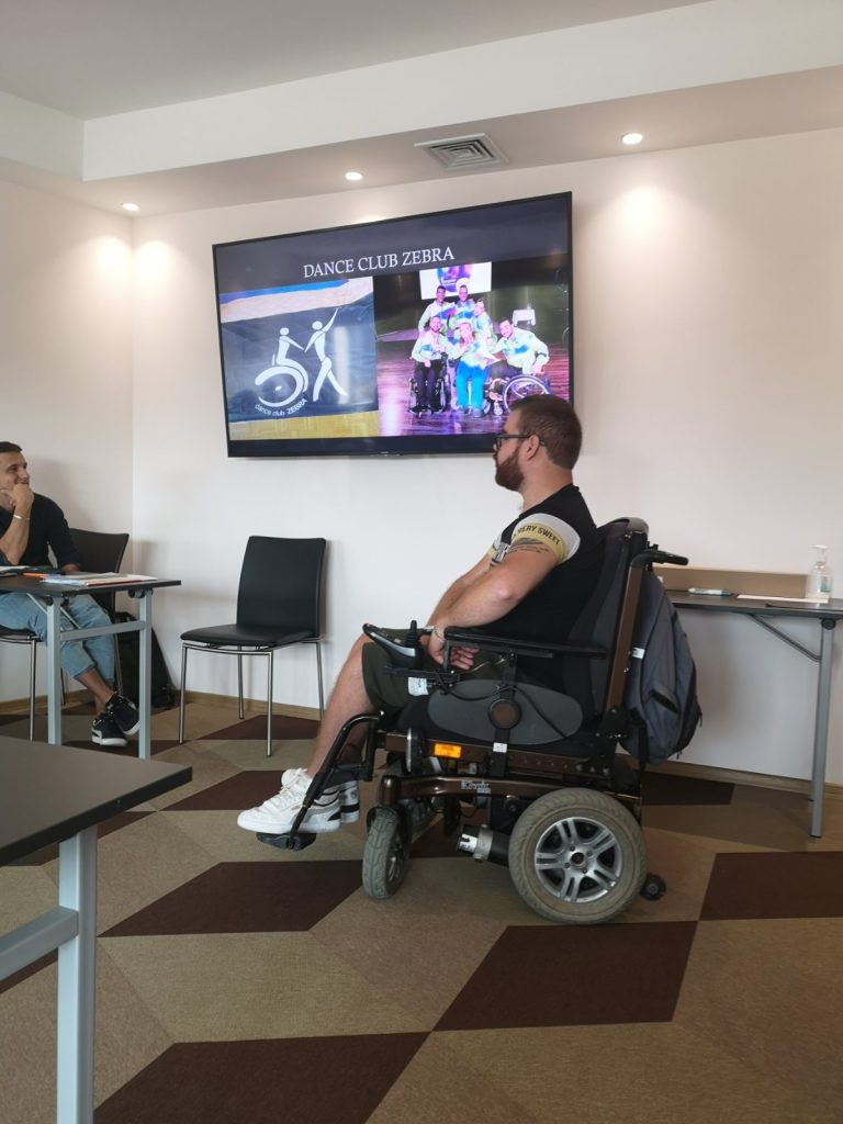 Predsednik predstavlja plesne aktivnosti članov