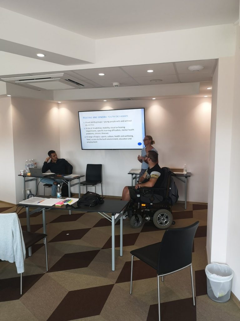 Sodelavka predstavlja aktivnosti DŠIS