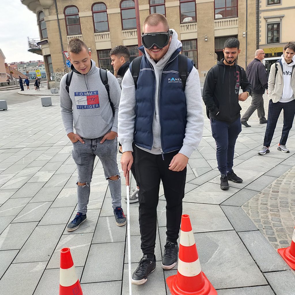 Dijak hodi po Glavnem trgu s črnimi očali in belo palico