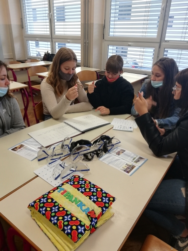 Dijaki spoznavanjo okvare vida skozi simulacijska očala