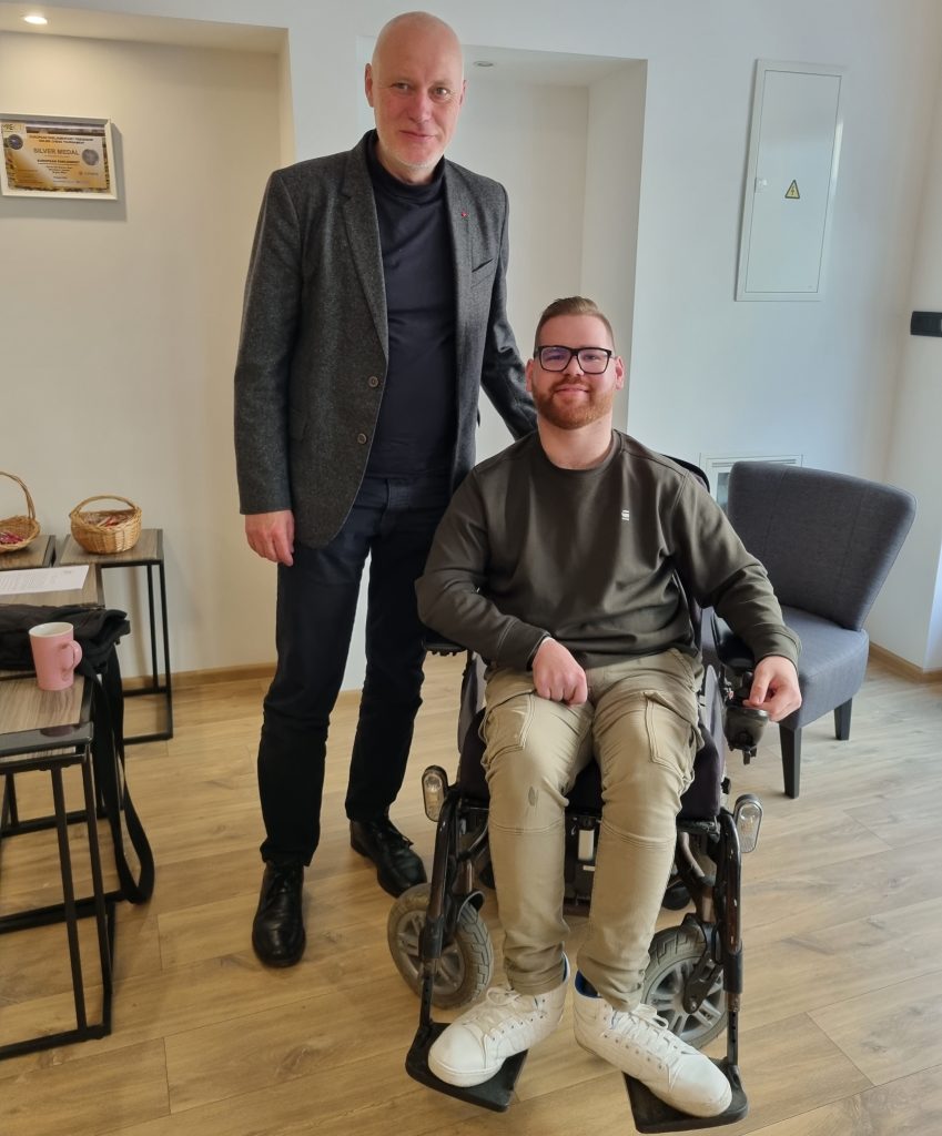 Amir Alibabić pozira z evropskim poslancem Milanom Brglezom