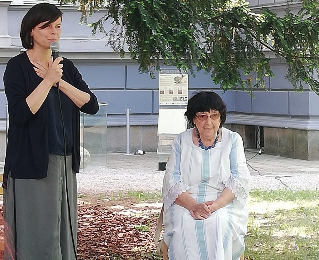 Dr. Anica Mikuš Kos in povezovalka pogovora