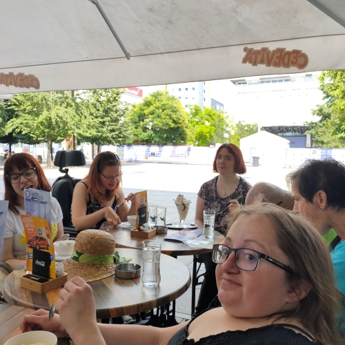 Člani klepetajo ob okroglih mizah