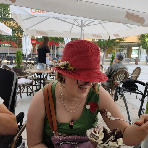 Članica uživa ob sadni kupi