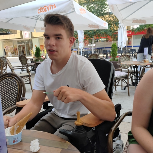 Član je sladoled v kornetu