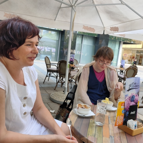 Udeleženka s svojo osebno asistentko