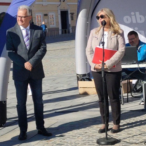 Lilijana Zorko pozdravlja zbrane predstavnike društev na Glavnem trgu