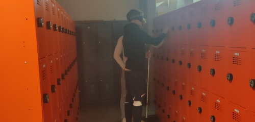 Dijak s temnimi očali poskuša odpreti šolsko omarico