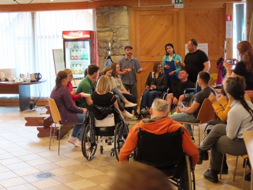 Udeleženci razpravljajo o nalogi v okviru seminarja v Sloveniji