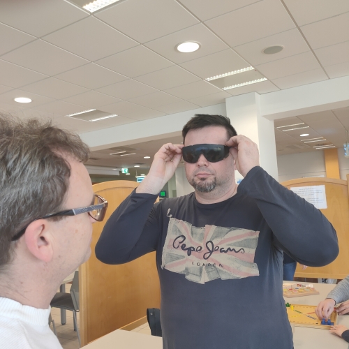Udelečenec s simulacijskimi očali spoznava različne okvare vida