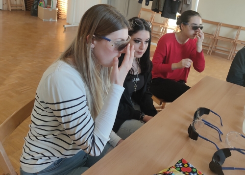 Dve dijakinji imata nataknjena simulacijska očala