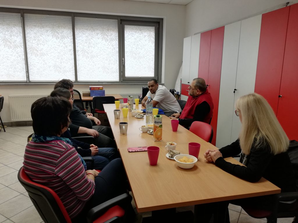 Udeleženci za skupno mizo poslušajo Tavaresa